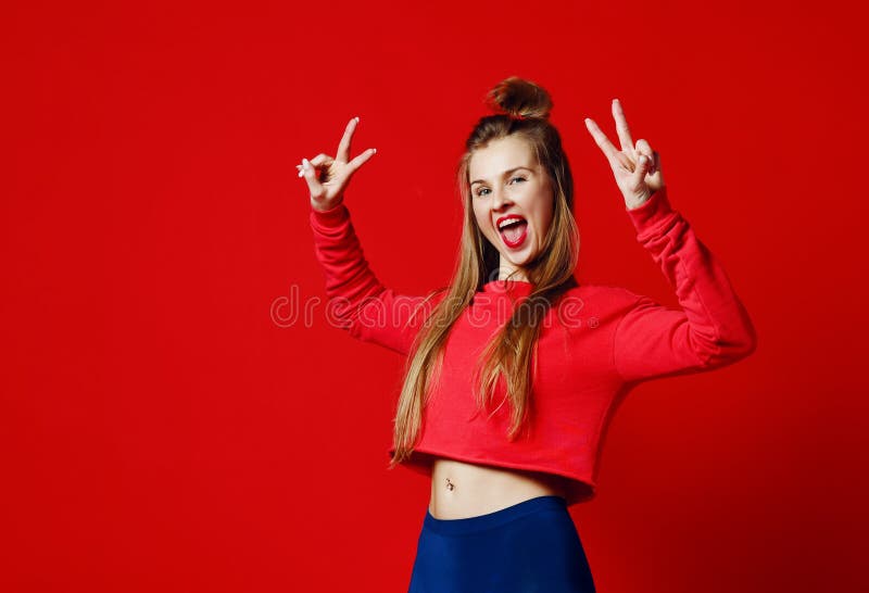 Fotografia piękny, ono uśmiecha się, pozytywna dziewczyna pokazuje pokoju symbol, patrzejący kamerę, pozuje na kolorowym tle zdjęcia stock Fotografia piękny, ono uśmiecha się, pozytywna dziewczyna pokazuje pokoju symbol, patrzejący kamerę, pozuje na kolorowym tle zdjęcia stock