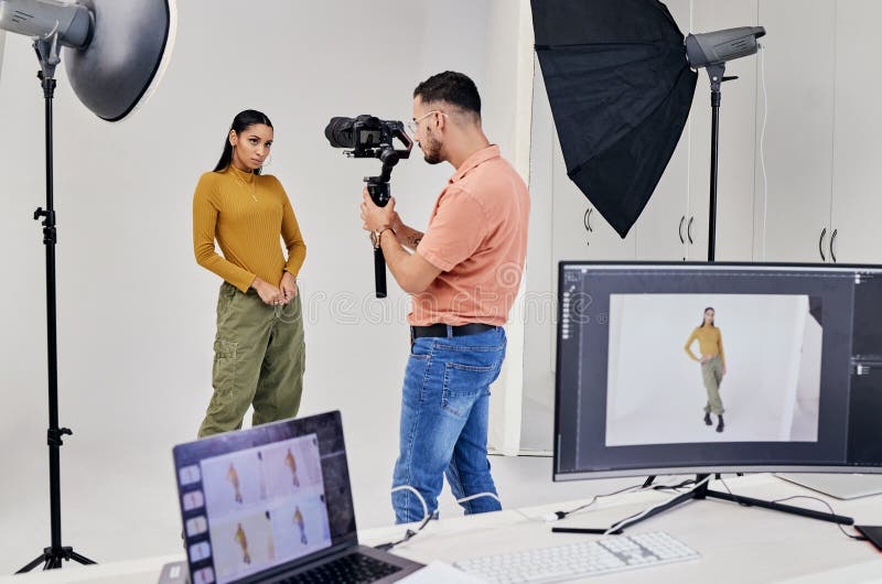 Fotografia scattata e fotografa con modello di moda femminile in studio per pubblicità creativa e immagini. media fotografie stock libere da diritti