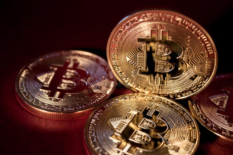 Fotografia Złoty Bitcoins Na Czerwonym tle handlarski pojęcie crypto waluta zdjęcia royalty free Fotografia Złoty Bitcoins Na Czerwonym tle handlarski pojęcie crypto waluta zdjęcia royalty free