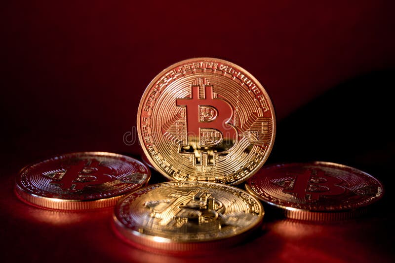 Fotografia Złoty Bitcoins Na Czerwonym tle handlarski pojęcie crypto waluta obrazy royalty free Fotografia Złoty Bitcoins Na Czerwonym tle handlarski pojęcie crypto waluta obrazy royalty free