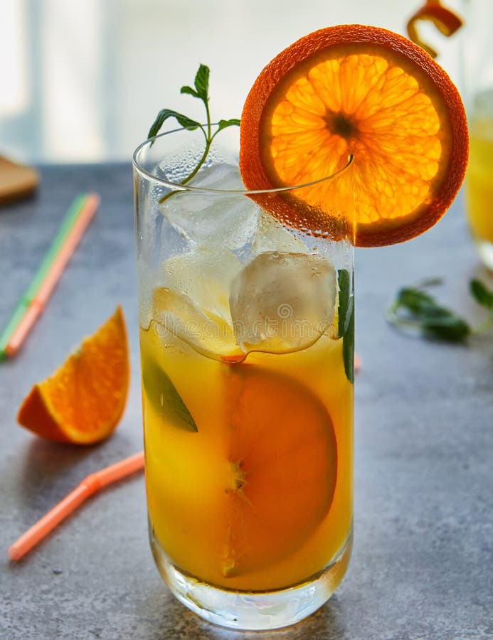 Fotografia ?wie?y sok pomara?czowy w szklanym s?oju Lato napoju zdrowy organicznie poj?cie zdjęcia royalty free Fotografia ?wie?y sok pomara?czowy w szklanym s?oju Lato napoju zdrowy organicznie poj?cie zdjęcia royalty free