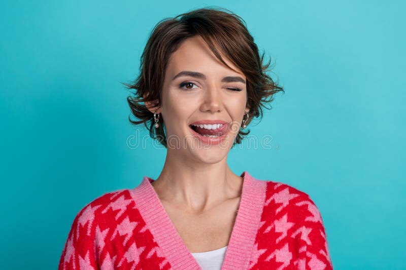 Fotograficzny portret atrakcyjnej młodej kobiety mrugającej zębami ubranej stylowo czerwone ubrania wyizolowane w akwarium obrazy royalty free