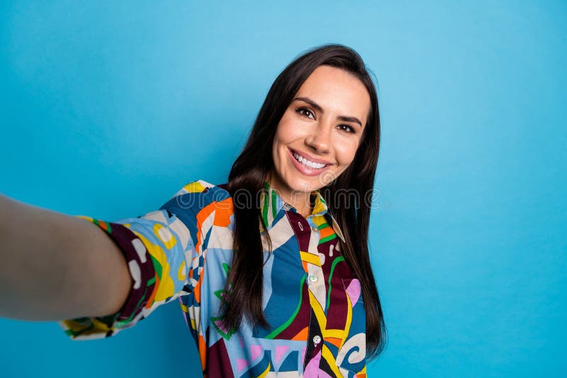 Fotograficzny portret pięknej młodej damy zrobić selfie zdjęcie uśmiech ubrany stylowy kolorowy druk odzież wyizolowany na niebies obraz royalty free