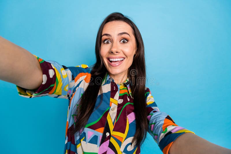 Fotograficzny portret pięknej młodej dziewczyny zrobić selfie zdjęcie zdumione nosić modny kolorowy strój wydrukowy odizolowany na obraz royalty free
