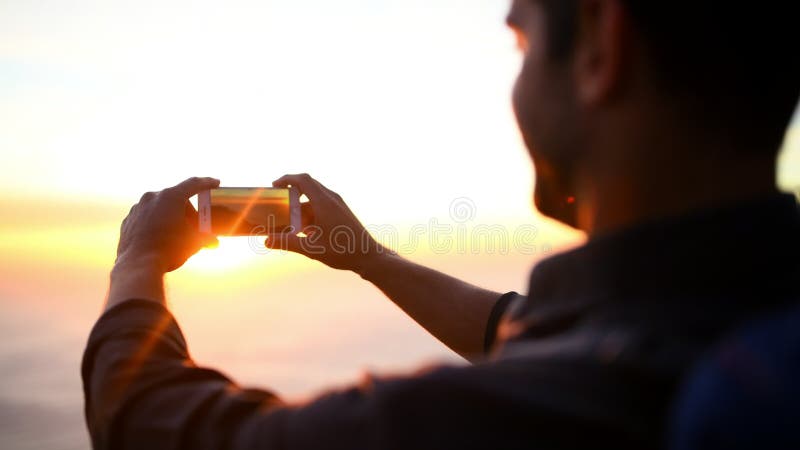 Fotografie buitenshuis en man met een camera en reis met geheugenlensflakkering en vakantie. rustig professioneel