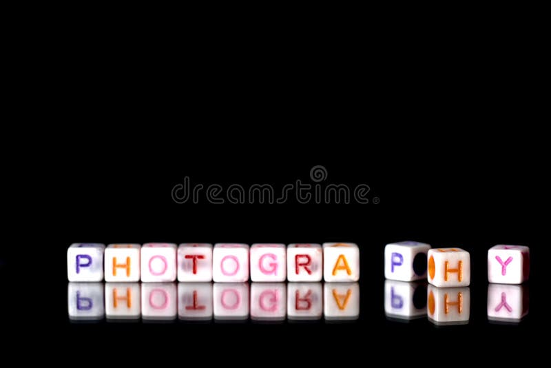Fotografie - conceptuele benadering die plastic brieventegels gebruiken die schrijvend de woordenfotografie op een zwarte glasopp stock foto Fotografie - conceptuele benadering die plastic brieventegels gebruiken die schrijvend de woordenfotografie op een zwarte glasopp stock foto