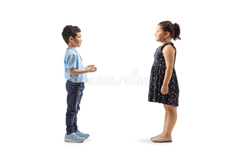 Fotografie de profil complet de lungime a doi copii în picioare și vorbesc stock photos