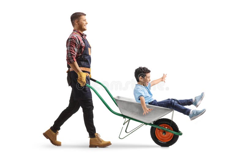 Fotografie de profil completă a unui bărbat care împinge un copil într-o roabă stock photography
