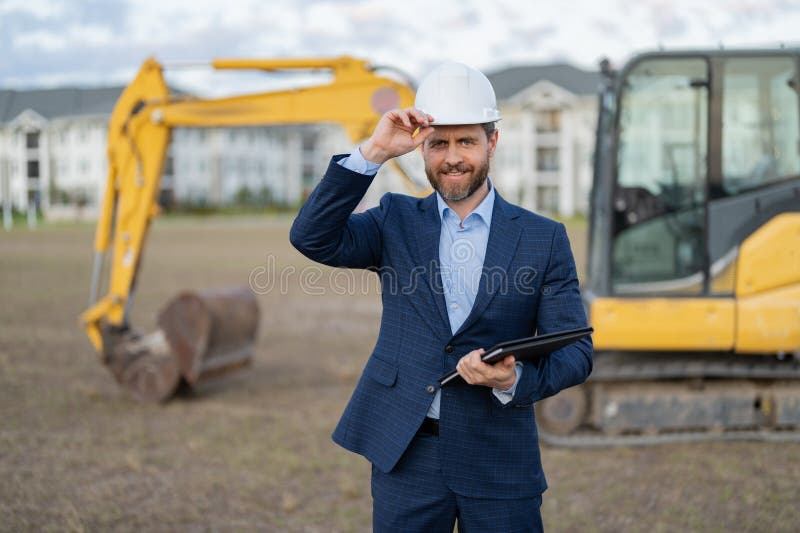 Fotografie de supraveghetor fericit cu proiect de afaceri în hardware. supraveghetor cu proiect de afaceri. stock image