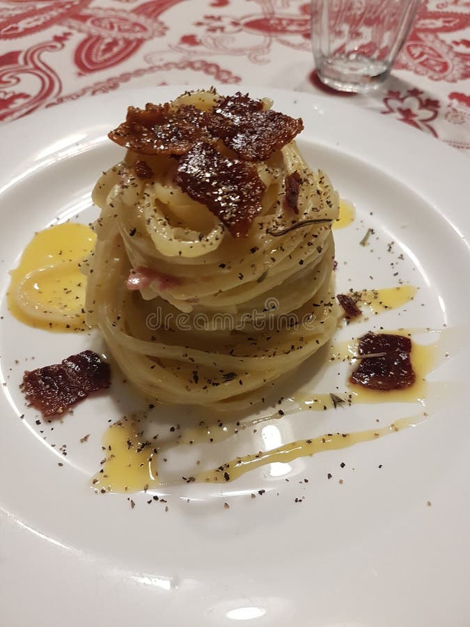 Fotografie di un piatto della pasta di carbonara fotografia stock Fotografie di un piatto della pasta di carbonara fotografia stock