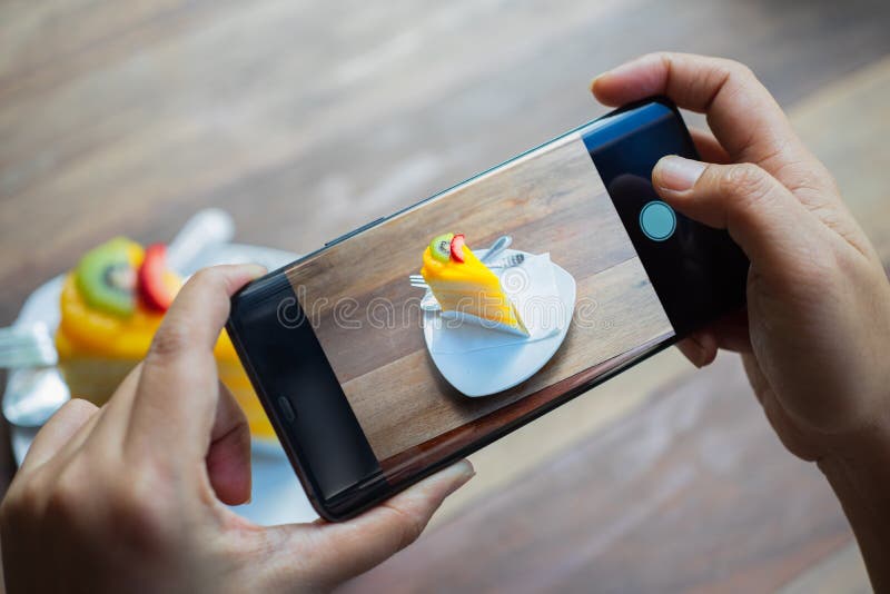Fotografie van voedsel en woestijn via smartphone-concape Vrouw maakt voedsel fotograferen met smartphone Voor bloggen of sociaal royalty-vrije stock foto Fotografie van voedsel en woestijn via smartphone-concape Vrouw maakt voedsel fotograferen met smartphone Voor bloggen of sociaal royalty-vrije stock foto