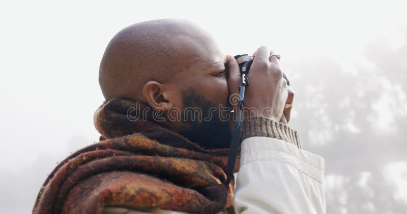 Fotografie zwarte man en camera in de natuur in de mist voor reisgeheugen en vakantie in de winter. kalm professioneel