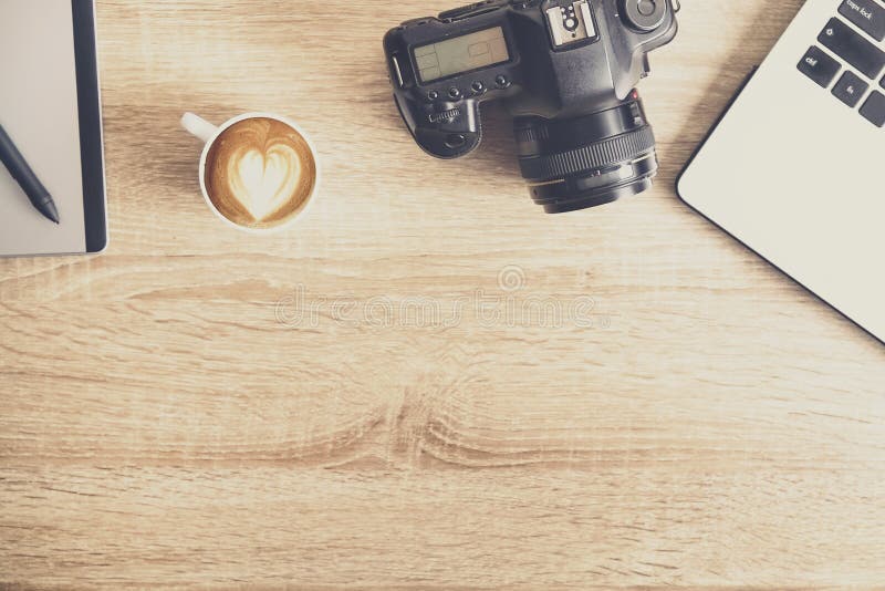 Fotografii blogger, fotograf, ja/specjalisty ` s powierzchni biurowa typowy stół z laptopem, pustym ekranem, filiżanką i elektron obrazy royalty free Fotografii blogger, fotograf, ja/specjalisty ` s powierzchni biurowa typowy stół z laptopem, pustym ekranem, filiżanką i elektron obrazy royalty free
