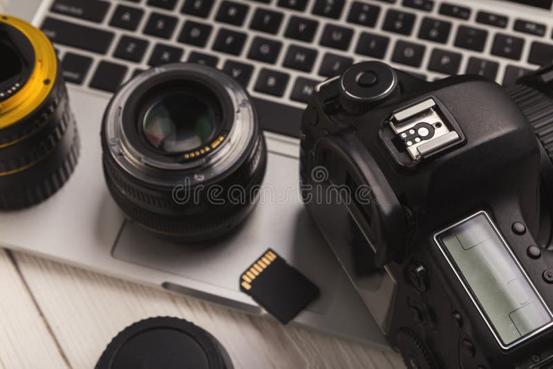 Fotografii kamery obiektywy i pamięci karta na komputerze obraz stock Fotografii kamery obiektywy i pamięci karta na komputerze obraz stock