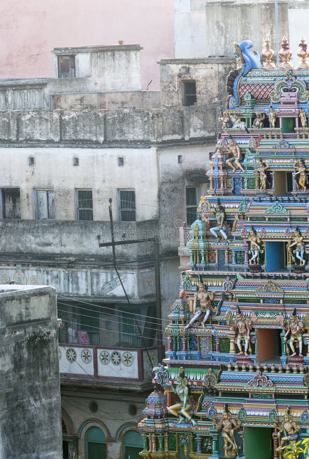 Fotografii kolorowa Hinduska świątynia na tle szarzy sąsiedztwa, filmującym w mieście Varanasi, India 2009 zdjęcia stock Fotografii kolorowa Hinduska świątynia na tle szarzy sąsiedztwa, filmującym w mieście Varanasi, India 2009 zdjęcia stock
