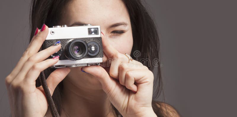 Fotografii strzelanina Zakończenie w górę młodego pięknego żeńskiego fotografa bierze obrazki z rocznik retro kamerą zdjęcie stock Fotografii strzelanina Zakończenie w górę młodego pięknego żeńskiego fotografa bierze obrazki z rocznik retro kamerą zdjęcie stock