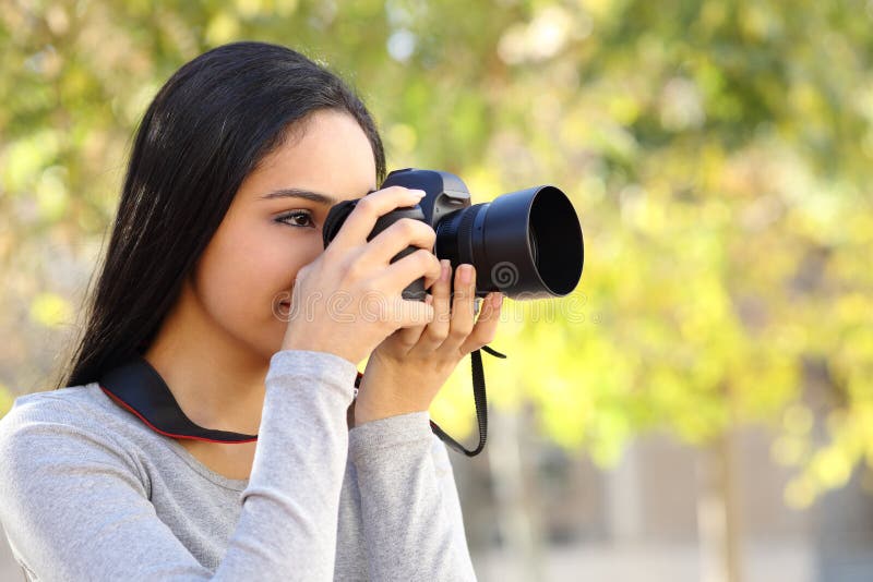 Fotografikvinna som lär fotografi i en parkera royaltyfria foton Fotografikvinna som lär fotografi i en parkera royaltyfria foton