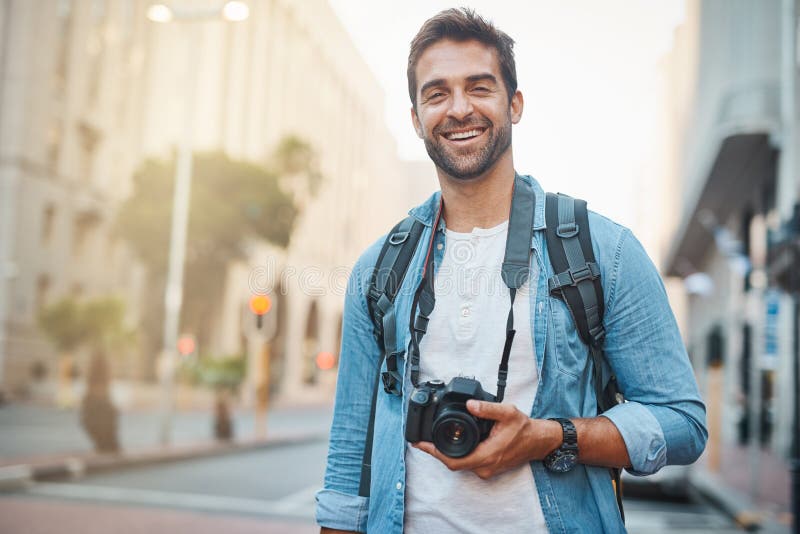 Fotografo City ritratto e persona felice con memoria e viaggio con creatività vacanza ed esplorazione. Maschio fotografie stock