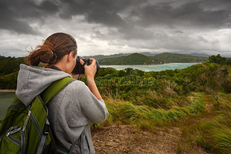 Fotografo di viaggio della donna con lo zaino immagine stock libera da diritti Fotografo di viaggio della donna con lo zaino immagine stock libera da diritti