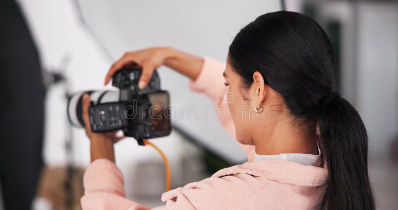 Fotografo donna o fotocamera per scattare fotografie sul set per la produzione di video o riprese. Femminile fotografie stock libere da diritti