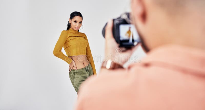 Fotografo e fotografia con una modella di moda femminile in studio per pubblicità creativa e immagini. media immagini stock