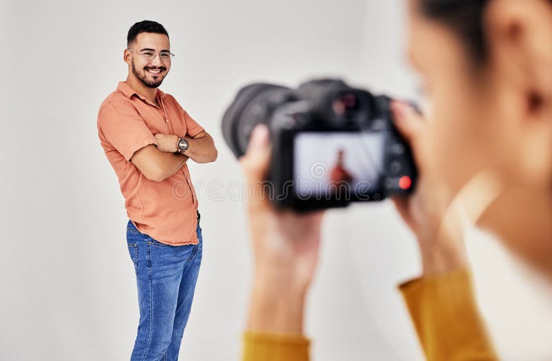 Fotografo e fotografo per riprese con modello umano in studio per pubblicità creativa e immagini. backstage media immagini stock libere da diritti