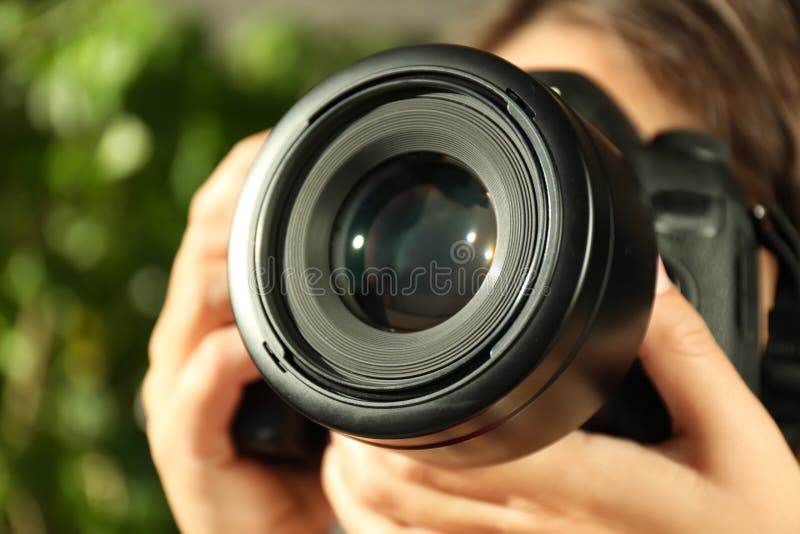 Fotografo femminile con la macchina fotografica professionale immagine stock libera da diritti Fotografo femminile con la macchina fotografica professionale immagine stock libera da diritti