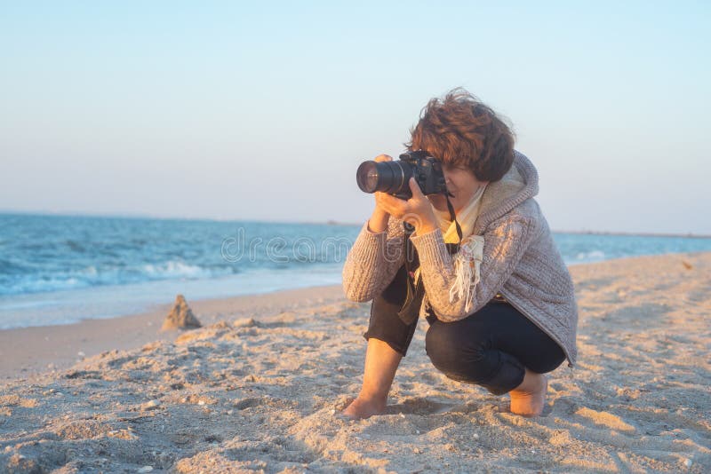 Fotografo femminile sulla spiaggia fotografia stock Fotografo femminile sulla spiaggia fotografia stock