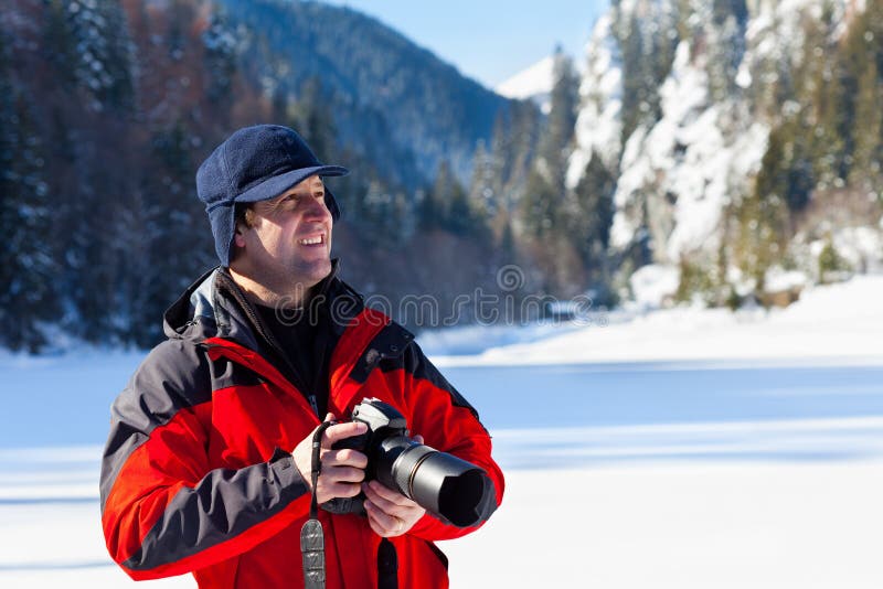 Fotografo professionista nel paesaggio di inverno fotografia stock Fotografo professionista nel paesaggio di inverno fotografia stock