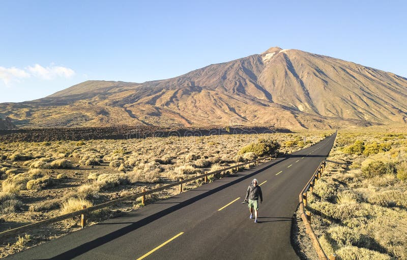 Fotografo solo di viaggio di avventura che cammina a Teide P nazionale immagini stock libere da diritti Fotografo solo di viaggio di avventura che cammina a Teide P nazionale immagini stock libere da diritti