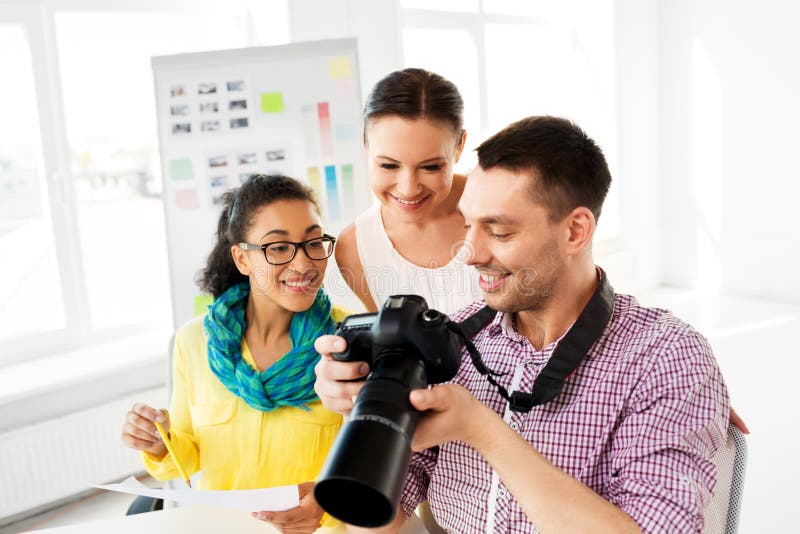 Fotografowie z kamer? przy fotografii studiiem zdjęcie royalty free Fotografowie z kamer? przy fotografii studiiem zdjęcie royalty free