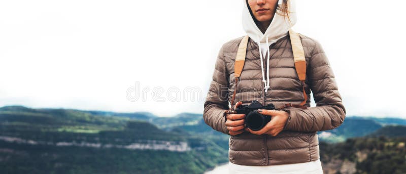 Fotografreisender auf die grüne Oberseite auf Berg, touristisches Schauen genießen panoramische Landschaft der Natur in der Reise lizenzfreie stockbilder Fotografreisender auf die grüne Oberseite auf Berg, touristisches Schauen genießen panoramische Landschaft der Natur in der Reise lizenzfreie stockbilder