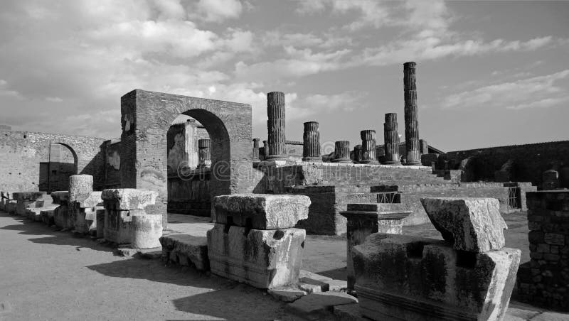 Fotografía blanco y negro del arco en la ciudad arruinada de Pompeya fotos de archivo libres de regalías Fotografía blanco y negro del arco en la ciudad arruinada de Pompeya fotos de archivo libres de regalías