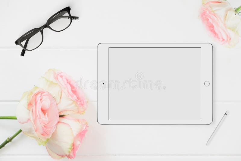 Fotografía común diseñada floral de la maqueta de la tableta fotografía de archivo libre de regalías Fotografía común diseñada floral de la maqueta de la tableta fotografía de archivo libre de regalías