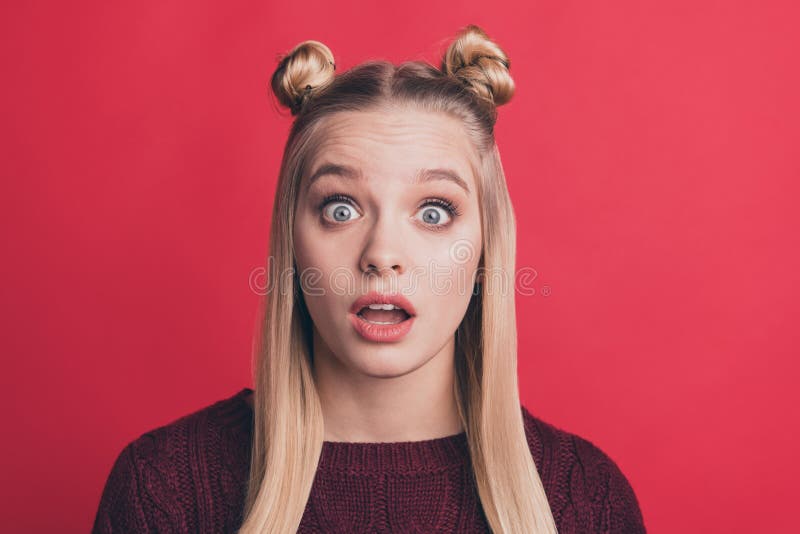 FotografÃa de cerca de una joven joven joven hermosa que no puede creer en la nueva información que conoce con una cara sorprend fotos de archivo libres de regalías FotografÃa de cerca de una joven joven joven hermosa que no puede creer en la nueva información que conoce con una cara sorprend fotos de archivo libres de regalías