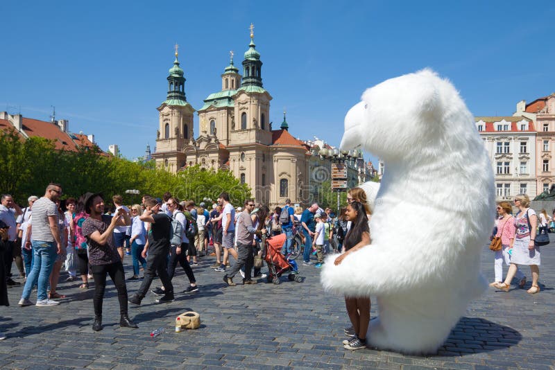 Fotografían a los turistas divertidos con un oso polar inflable gigante en la vieja plaza Praga, República Checa foto de archivo Fotografían a los turistas divertidos con un oso polar inflable gigante en la vieja plaza Praga, República Checa foto de archivo