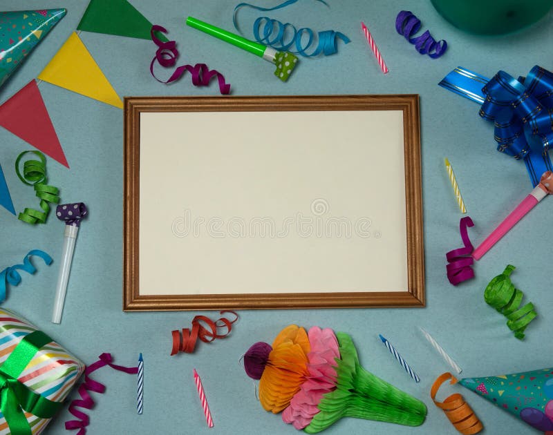 Fotogramma di legno circondato da accessori per una festa su sfondo grigio-blu fotografia stock libera da diritti Fotogramma di legno circondato da accessori per una festa su sfondo grigio-blu fotografia stock libera da diritti