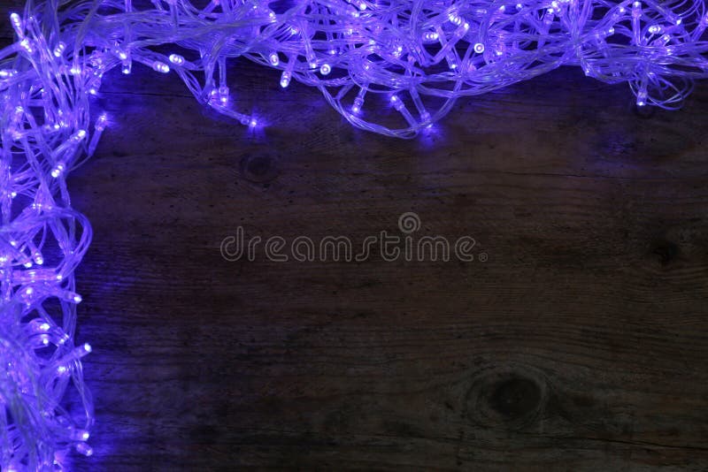 Fotogramma fatto di luci natalizie blu sullo sfondo, vista dall'alto Spazio per il testo fotografia stock libera da diritti Fotogramma fatto di luci natalizie blu sullo sfondo, vista dall'alto Spazio per il testo fotografia stock libera da diritti