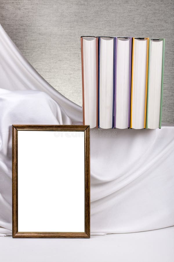 Fotokader voor uw prototype op de lijst met boeken royalty-vrije stock foto's Fotokader voor uw prototype op de lijst met boeken royalty-vrije stock foto's