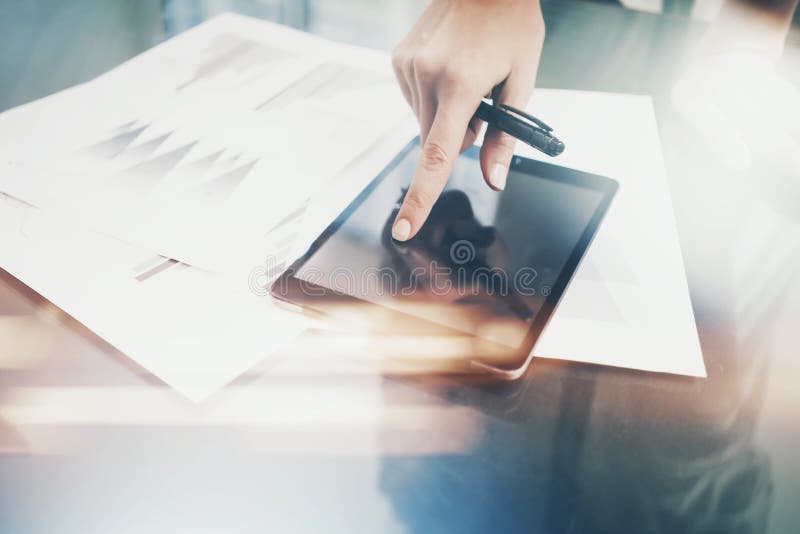 Fotokvinna som arbetar den moderna minnestavlan, rörande svart tom skärm Process för finansinvesteringarbete Hållande penna för b fotografering för bildbyråer Fotokvinna som arbetar den moderna minnestavlan, rörande svart tom skärm Process för finansinvesteringarbete Hållande penna för b fotografering för bildbyråer