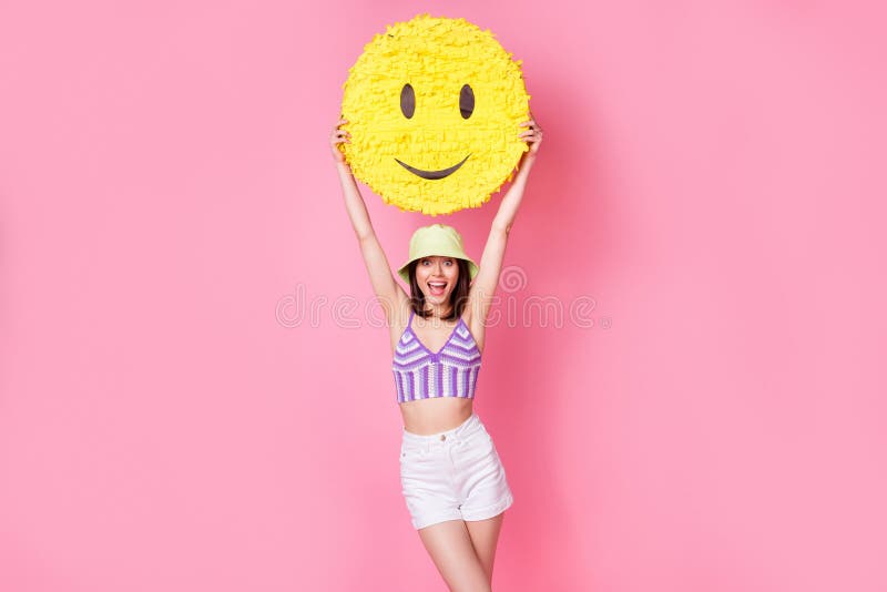 Fotoporträtt av upphetsad ung kvinna håller stort pinata leende emoji sunt humörklädd trendig singlet-sockel isolerad på rosa royaltyfri foto
