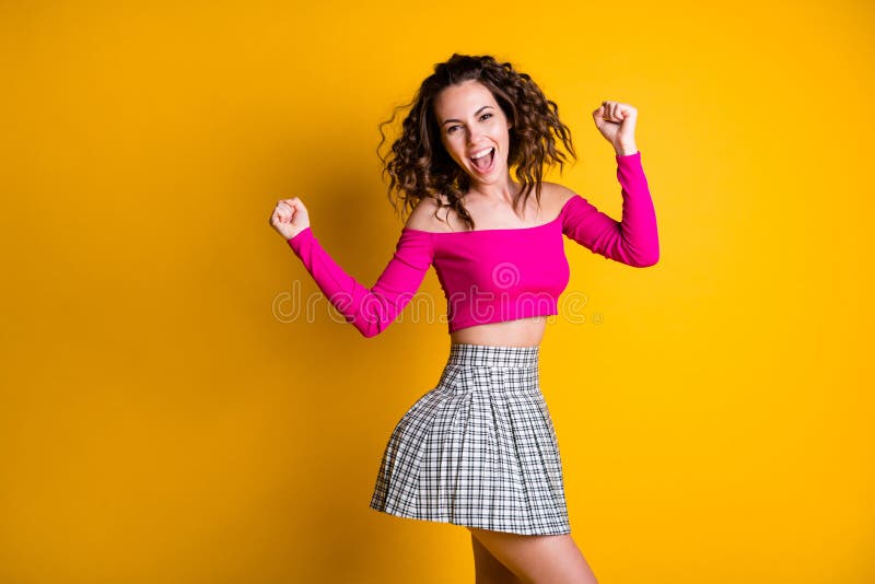 Fotoporträtt av upphetsad ung kvinna som dansar och firar med fuchsia croptop-kontrollerad kjol arkivfoto