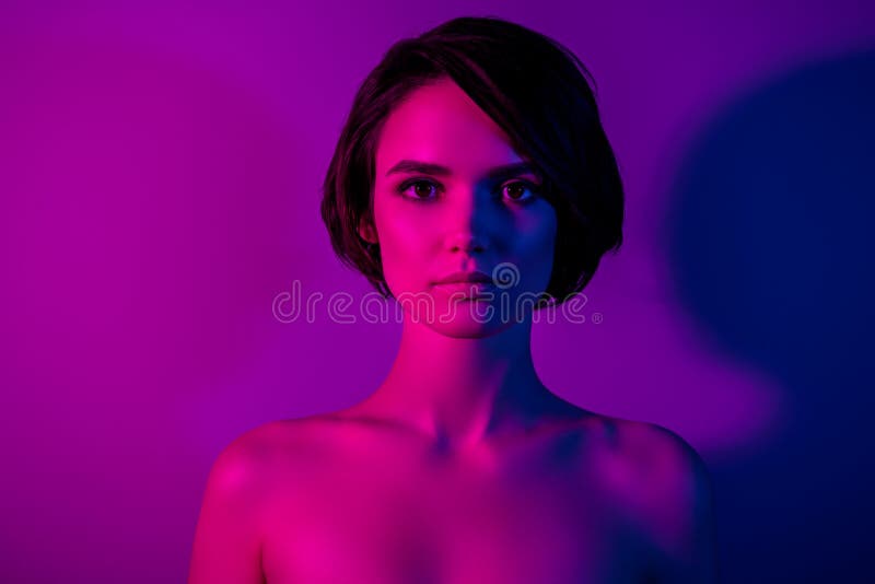 Fotoporträttad lugn flicka med bob hårstil naken bog isolerad neon color-bakgrund royaltyfria foton