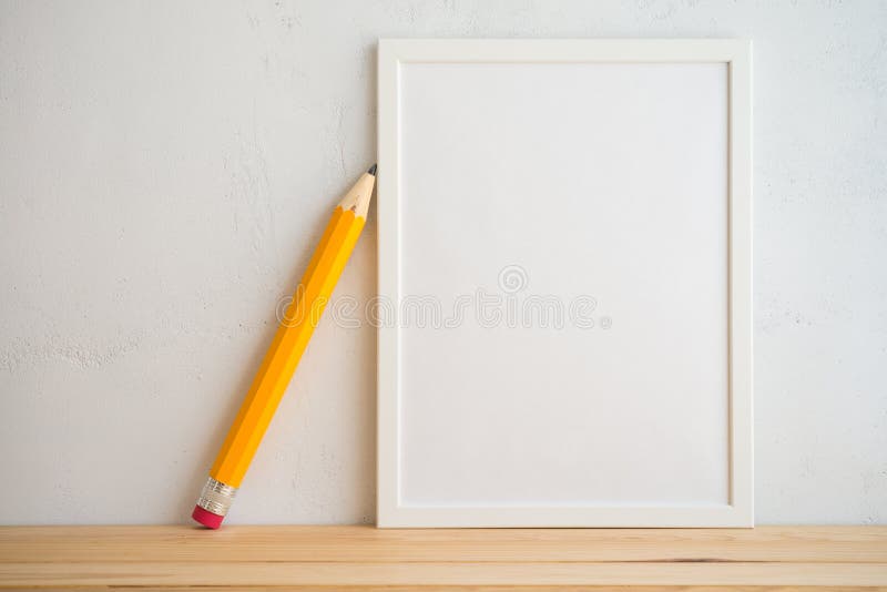 Fotorahmen Und Bleistift Auf Weissem Wandhintergrund Kreative Ideen Stockbild Bild Von Kreative Ideen