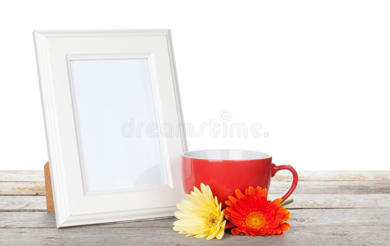Fotoramen med den röda koppen och den twocolorful gerberaen blommar arkivbild Fotoramen med den röda koppen och den twocolorful gerberaen blommar arkivbild