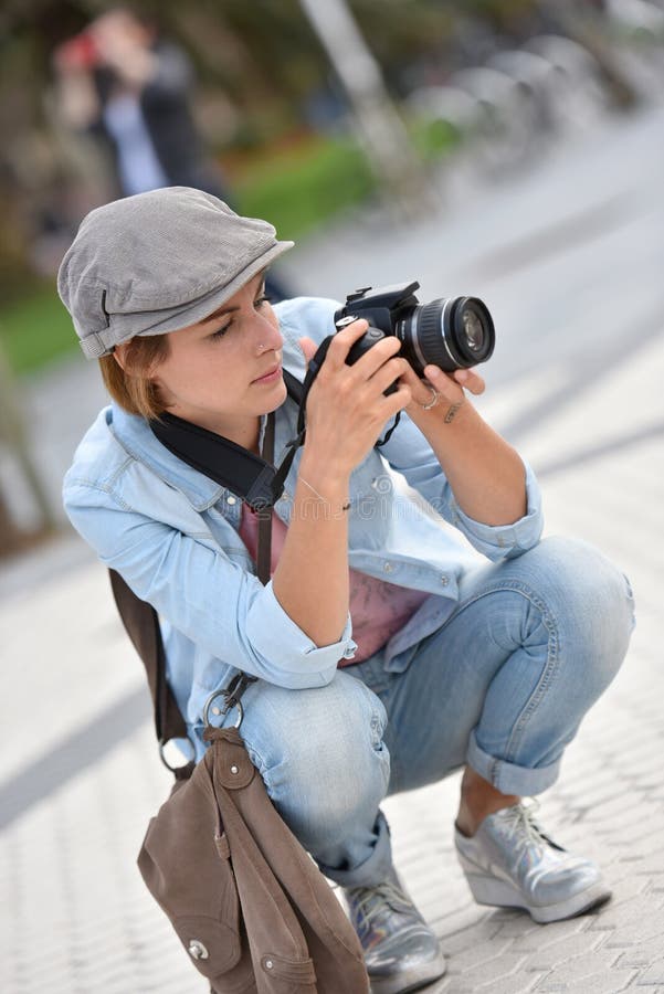 Fotoreporter för ung kvinna i stadarbete arkivbilder Fotoreporter för ung kvinna i stadarbete arkivbilder