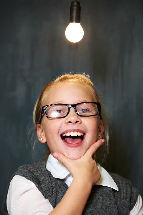Fotoritratrice e lampadina per l'apprendimento delle soluzioni e wow sorpresa o emozionata per le idee e le conoscenze future immagine stock