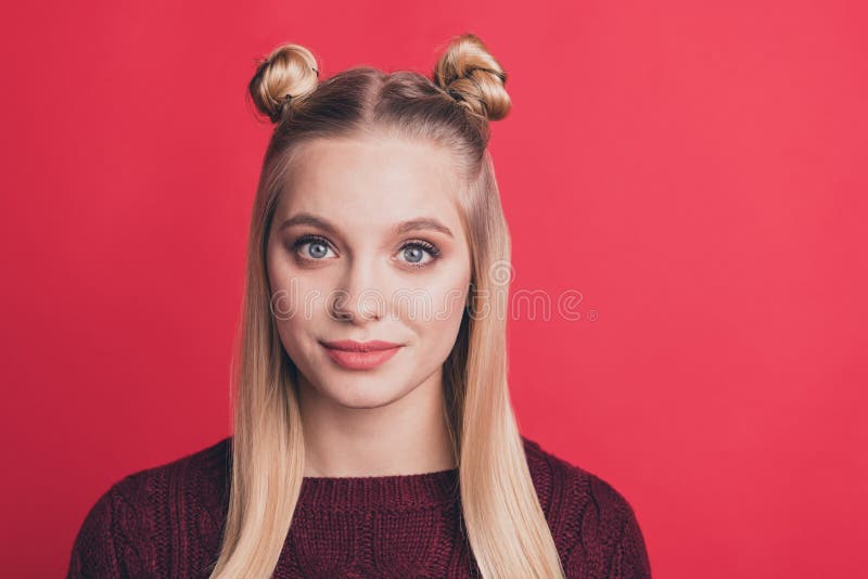 Fotos de cerca de una bella linda y bonita chica fascinante mirando a la cámara con cara sin emociones imágenes de archivo libres de regalías Fotos de cerca de una bella linda y bonita chica fascinante mirando a la cámara con cara sin emociones imágenes de archivo libres de regalías