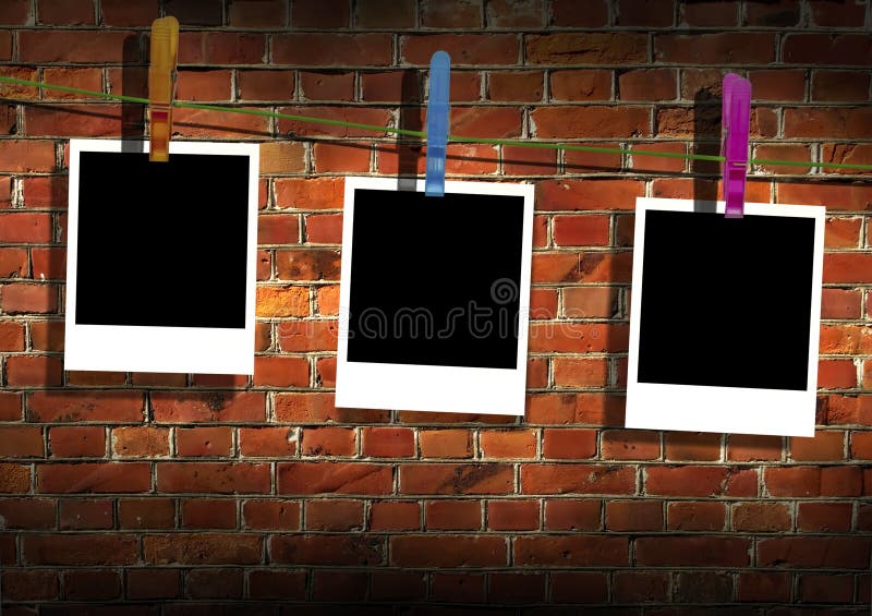 Fotos, die an einer Kleidung-Zeile hängen lizenzfreie stockfotografie Fotos, die an einer Kleidung-Zeile hängen lizenzfreie stockfotografie