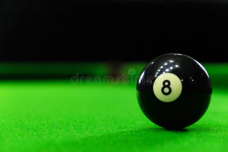 Bolas De Bilhar Coloridas Numa Mesa Verde. Jogo De Bilhar Em Um Bar. Snooker Foto de Stock - Imagem de esfera, verde: 250005680